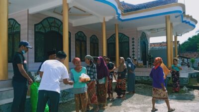 foto warga ssat menerima Baksos dari GELORA