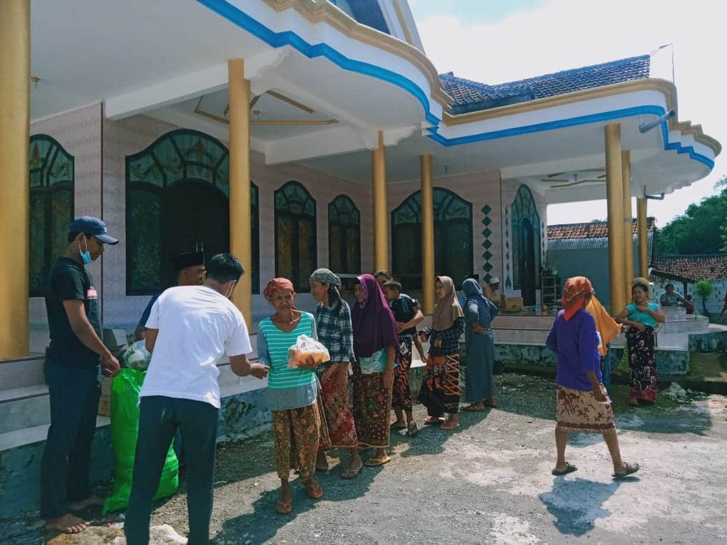 foto warga ssat menerima Baksos dari GELORA