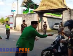 Ngalap Berkah Ramadhan, Ansor – Banser Banyuates Turun Jalan Bagikan Takjil