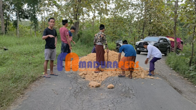 Jakfar Sodik bersama warga memperbaiki jalan yang rusak