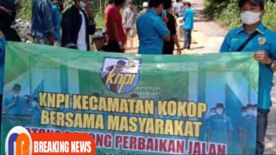 KNPI Kokop Lakukan Gerakan Tambal Sulam Jalan Sebagai Upaya Mengetuk Hati Pemerintah