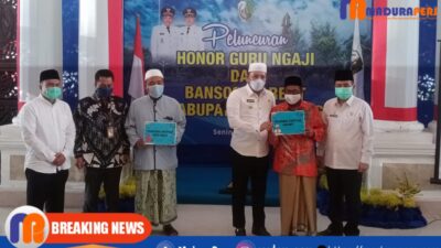 Bupati Sampang H. Slamet Junaidi menyerahkan Insentif Guru Ngaji dan Marbot Secara Simbolis di Pendopo Trunojoyo