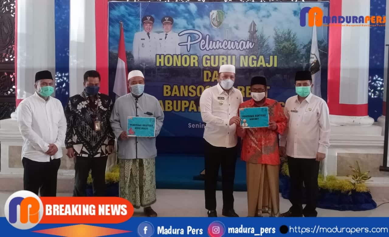 Bupati Sampang H. Slamet Junaidi menyerahkan Insentif Guru Ngaji dan Marbot Secara Simbolis di Pendopo Trunojoyo