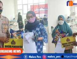 MUJUR! Selesai Vaksin, Warga Banyuates Dapat Beras dari Polisi