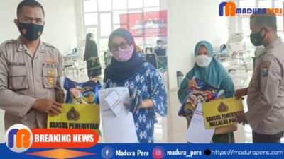 MUJUR! Selesai Vaksin, Warga Banyuates Dapat Beras dari Polisi