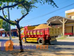 Tak Ditutupi Terpal, Truk Pemuat Pasir Dikeluhkan Warga