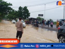 Ruas Jalan Raya Jrengik Terandam Banjir, ini yang Dilakukan Polisi