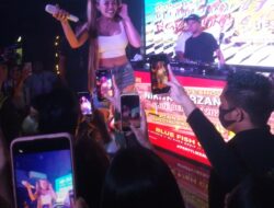 Aksi Panggung “Nyai” Nikita Mirzani Bikin Penggemar Histeris