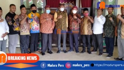 Jajaran pengurus DPKS periode 2021-2026 saat melakukan sesi foto bersama dengan Bupati Sumenep dan Plt Disdik Sumenep