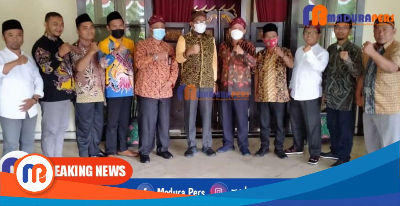 Jajaran pengurus DPKS periode 2021-2026 saat melakukan sesi foto bersama dengan Bupati Sumenep dan Plt Disdik Sumenep