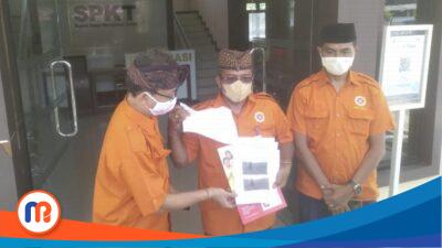 Wakil Ketua Bidang Hukum dan Politik DPD Prajaniti Hindu Indonesia Jatim I Ketut Suardana, SH., MH., (tengah) tunjukkan bukti gambar tangkapan layar perbuatan terduga pelaku penistaan agama dan budaya yang terjadi di Kabupaten Lumajang (Sumber Foto: Fajar Yudha Wardhana)