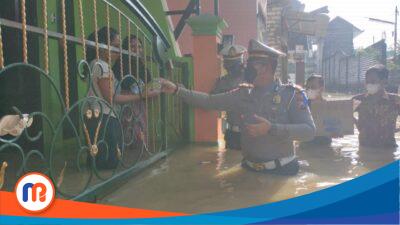 Satlantas Polres Sampang Bagikan Nasi Bungkus bagi Warga yang Terdampak Banjir