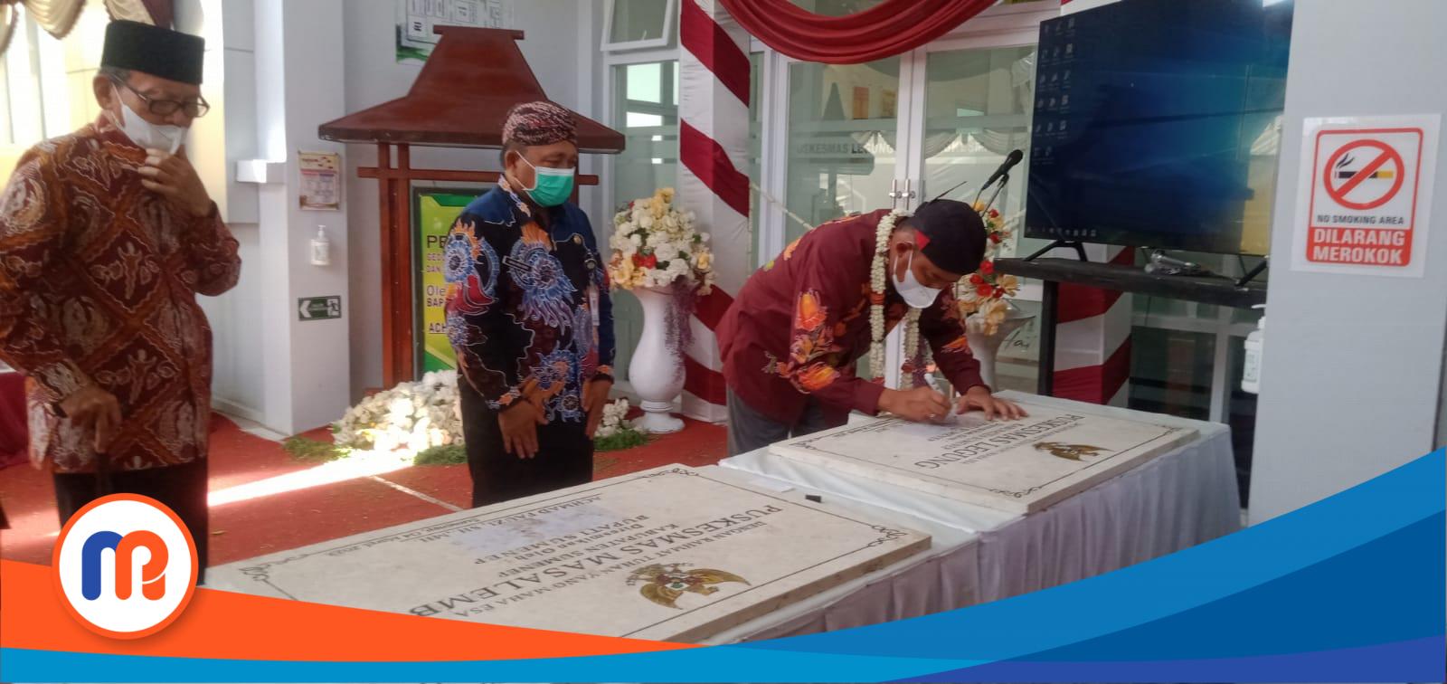 Bupati Sumenep, Akhmad Fauzi, dan Kepala Dinkes dan KB Sumenep, Agus Mulyono saat melakukan prosesi peresmian Puskesmas Masalembu