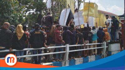 Diduga Tangani Kasus Asusila tak Profesional, Mahasiswa dan Warga Geger Demo Polres dan Kejari Bangkalan