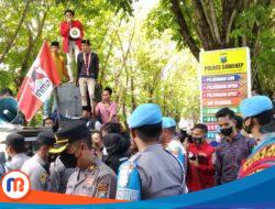 Tuntut Keadilan, Keluarga Herman dan Mahasiswa Kepung Polres Sumenep