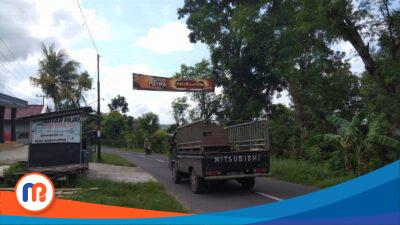 Spanduk Rokok Gudang Garam Resahkan Pengguna Jalan dan Penduduk Batuputih Sumenep 