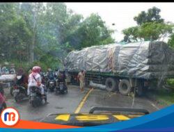 Akibat Truk Trailer Mogok, Akses Jalan Bangkalan Sumenep Dialihkan ke Pantura