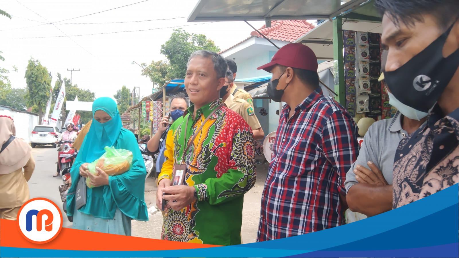 Direktur Operasional BPRS Bhakti Sumekar, Hairil Fajar di depan stand sembako murah
