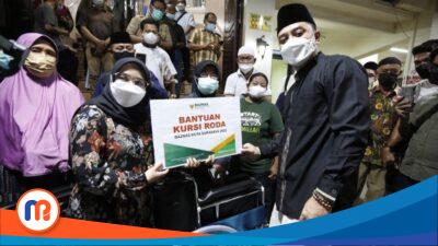 Awali Safari Ramadan, Wali Kota Eri Cahyadi bersama Baznas Bagikan Kursi Roda dan Sembako