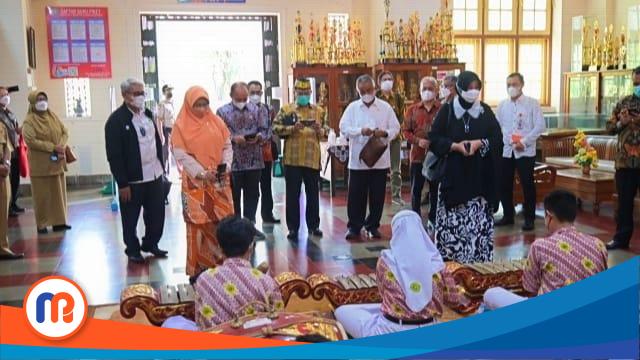 Anggota Komisi X DPR RI Djohar Arifin Husin saat mengikuti Tim Kunjungan Kerja Reses Komisi X DPR RI meninjau SMP Negeri 8 Yogyakarta. Foto: Andri/rni (Sumber: DPR RI, 2022).