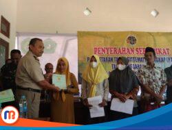 BPN Sumenep Serahkan Ratusan Sertifikat PTSL di Desa Juruan Laok Batuputih