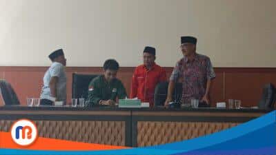 Dokumentasi saat penandatanganan kesepakatan tuntutan yang dibawa oleh Persatuan Mahasiswa Kokop (PMK), Ketua PMK, Rajib, yang disetujui oleh pihak Komisi B DPRD Kabupaten Bangkalan, Dedy, H. Jim Hur, Abdul Manaf