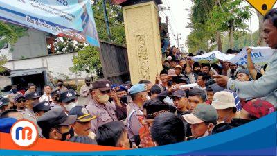 Pupuk Langka, Ribuan Petani Kepung Dinas Pertanian Bangkalan