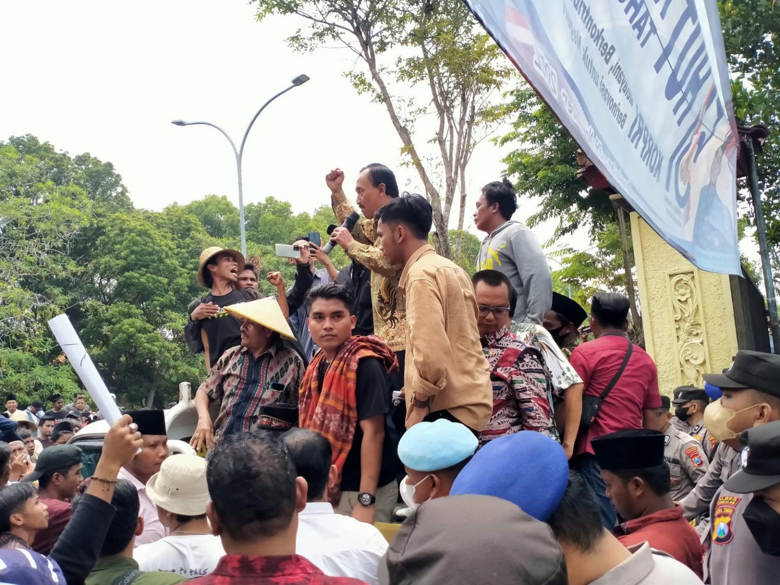 Pupuk Langka, Ribuan Petani Kepung Dinas Pertanian Bangkalan - Madurapers