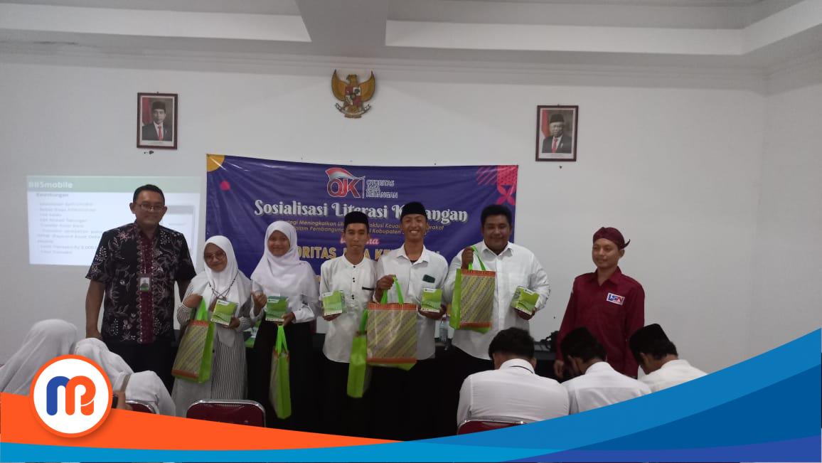 Bank Perkreditan Rakyat Syariah (BPRS) Bhakti Sumekar beberapa waktu lalu gencar memberikan edukasi literasi keuangan kepada seluruh elemen masyarakat Kabupaten Sumenep.