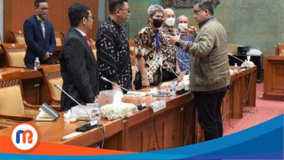 Wakil Ketua Komisi X DPR RI Dede Yusuf berbincang sebelum Rapat Dengar Pendapat Umum (RDPU) Komisi X DPR RI dengan para perwakilan Yayasan/Perusahaan Penyelenggara Pendidikan Tinggi Vokasi