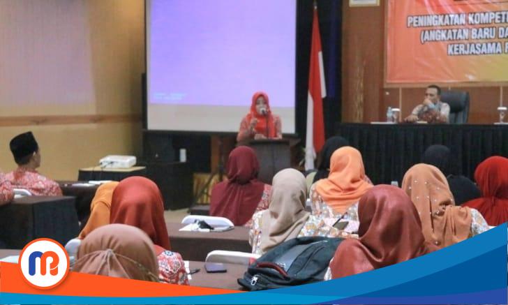 Bupati Mojokerto di kegiatan peningkatan kompetensi Kepala Sekolah SD Kabupaten Mojokerto di hotel Arayanna, Trawas