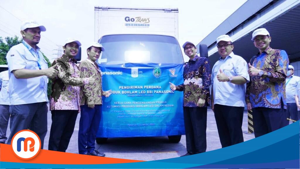 Rektor ITS Prof Mochamad Ashari MEng (tiga dari kanan) bersama Wakil Wali Kota Pasuruan Adi Wibowo (dua dari kiri) dan Panasonic Lighting BU Regional Nakagawa (tiga dari kiri)