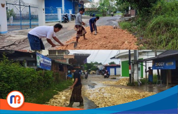 Warga kerja bakti memperbaiki jalan rusak secara swadaya Jl. Galisan Konang, desa Bandung, Kecamatan Konang Kabupaten Bangkalan