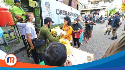 Operasi pasar murah Pemkot Surabaya di beberapa kecamatan di Surabaya untuk menjaga inflasi