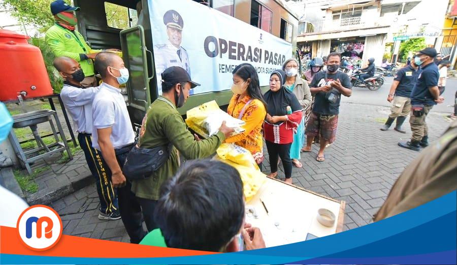 Operasi pasar murah Pemkot Surabaya di beberapa kecamatan di Surabaya untuk menjaga inflasi
