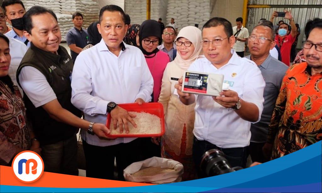 Direktur Utama Perum BULOG Budi Waseso bersama Kepala Badan Pangan Nasional Arief Prasetyo Adi melakukan inspeksi mendadak ke Pasar Induk Beras Cipinang pada Jumat, 3 Februari 2023