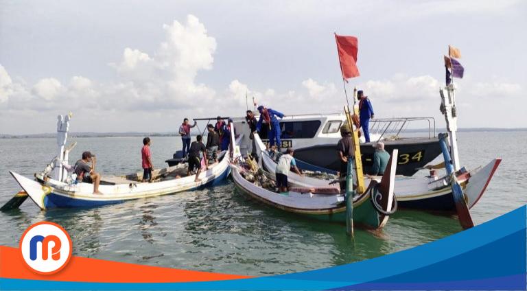 Polres Sumenep saat memberikan imbauan dengan membagikan sembako kepada para nelayan di pelabuhan Kalianget