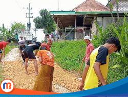 Kolaborasi Tim KKN Tematik 23 STKIP PGRI Bangkalan dengan Perangkat Desa pada Kegiatan Bakti Sosial di Dusun Kemuning