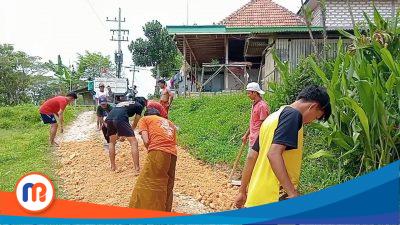 Kolaborasi Tim KKN Tematik 23 STKIP PGRI Bangkalan dengan Perangkat Desa pada Kegiatan Bakti Sosial di Dusun Kemuning