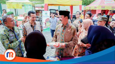 Wakil Bupati Pamekasan, Fattah Jasin, Plt. Kepala Dinas Perindustrian dan Perdagangan (Disperindag), Basri Yulianto, Asisten Ekonomi dan Pembangunan, Nurul Widiastuti, Camat Pamekasan, Rahmat Kurniadi, Lurah Kowel, Lurah Bugih, dan sejumlah pejabat Pemkab Pamekasan di acara pembukaan pasar murah Ramadhan