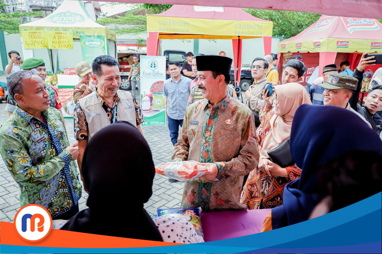 Wakil Bupati Pamekasan, Fattah Jasin, Plt. Kepala Dinas Perindustrian dan Perdagangan (Disperindag), Basri Yulianto, Asisten Ekonomi dan Pembangunan, Nurul Widiastuti, Camat Pamekasan, Rahmat Kurniadi, Lurah Kowel, Lurah Bugih, dan sejumlah pejabat Pemkab Pamekasan di acara pembukaan pasar murah Ramadhan