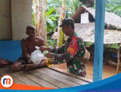 Babinsa Koramil Masalembu Bantu Bagikan Sembako di Masalembu Secara Door to Door