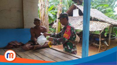 Babinsa Koramil Masalembu bantu membagikan sembako di kepulauan Kabupaten Sumenep