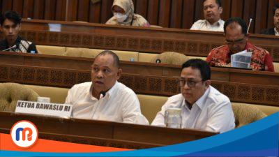 Plh Ketua Bawaslu Totok Hariyono (bawah kiri kemeja putih) bersama Anggota Bawaslu Puadi saat mengikuti rapat dengar pendapat (RDP) bersama Komisi II DPR dan KPU bersama DKPP, Rabu (15/3/2023)