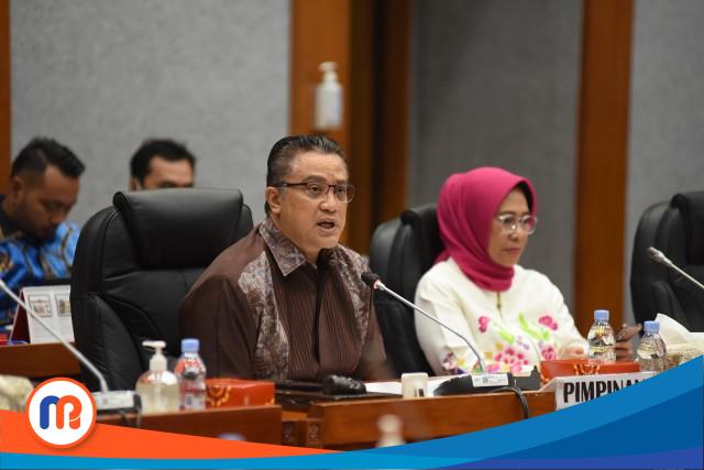 Wakil Ketua Komisi X DPR RI Dede Yusuf (kiri) saat membuka Rapat Dengar Pendapat Komisi X DPR RI di Gedung Nusantara I, Senayan, Jakarta, Rabu (8/3/2022)
