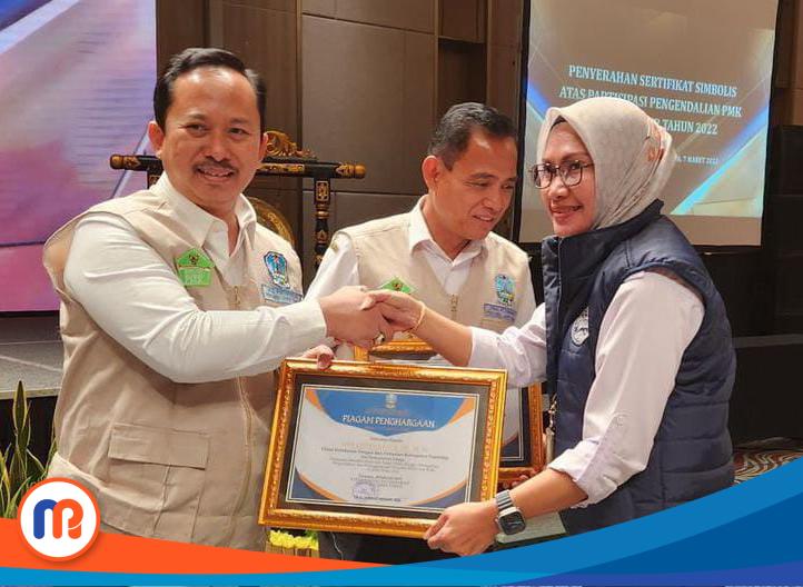 Direktur Kesehatan Hewan Direktorat Jenderal Peternakan dan Kesehatan, Kementerian Pertanian RI Dr. drh. Nuryani Zainuddin kepada Kepala DKPP Sumenep, Arif Firmanto di Hotel Grand Dafam Signature Surabaya, Selasa (7/3/2023) kemaren