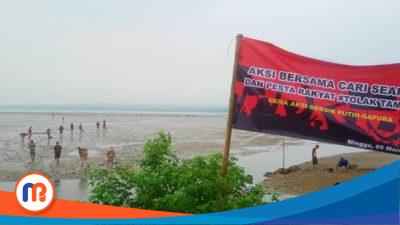 Warga Desa Gersik Putih mencari seafood secara massal sebagai bentuk penolakan terhadap pembangunan tambak garam