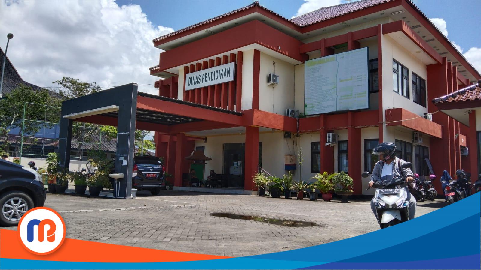 Salah satu pengunjung tampak mengendarai sepeda motor di depan Kantor Dinas Pendidikan Kabupaten Sumenep