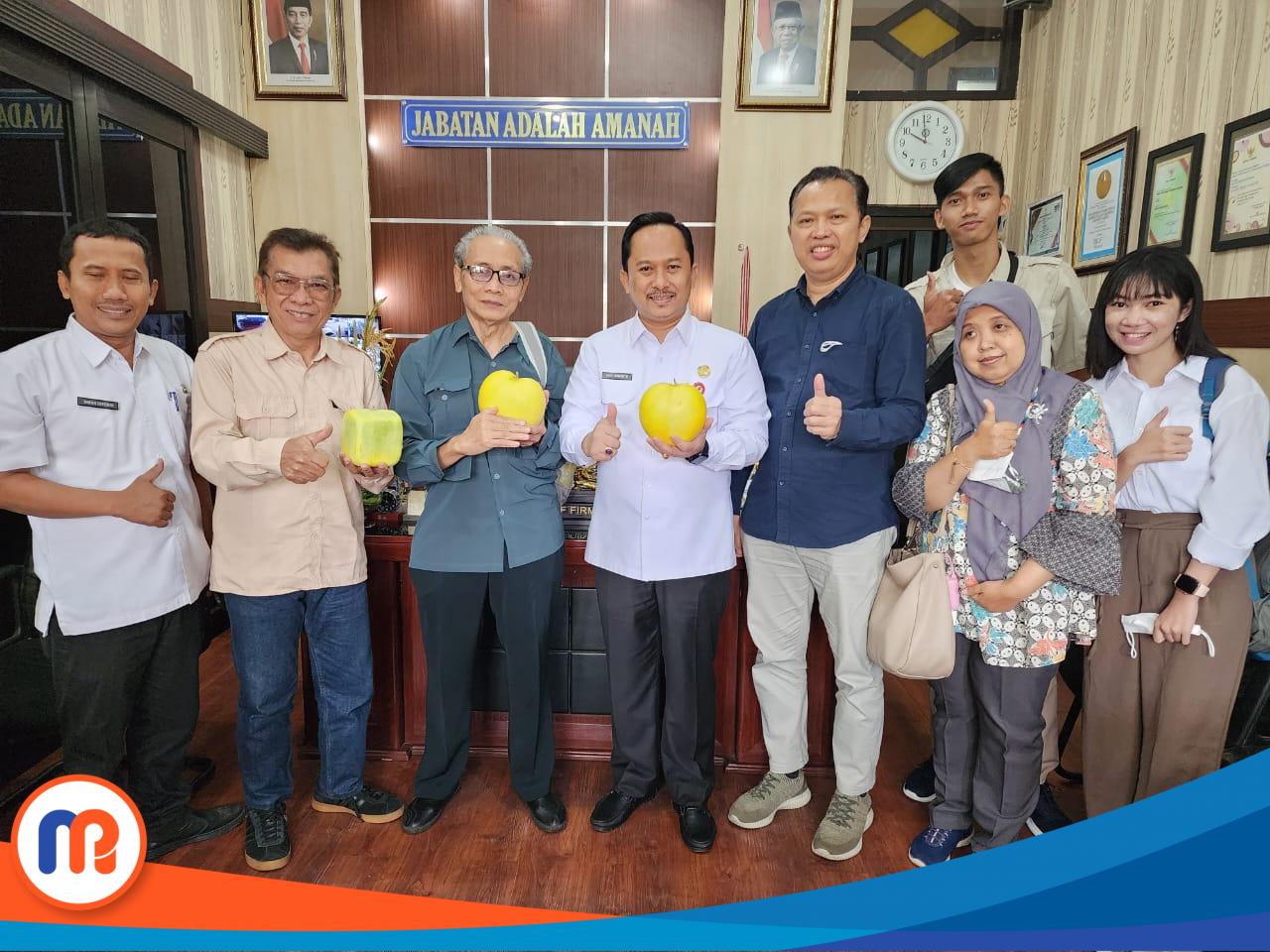Kepala DKPP Sumenep, Arif Firmanto bersama pejabat lainnya saat memamerkan hasil petani melon Kecamatan Ambunten berjenis Golden Langkawi pada Jumat (10/03/2023) kemaren