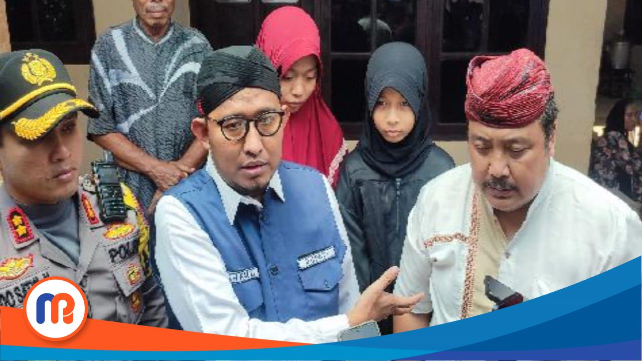 Bupati Sumenep , Kapolres Sumenep dan Kepala Dinas Sosial P3A Sumenep saat diwawancarai oleh sejumlah awak media saat mengunjungi rumah keluarga korban di Desa Saroka, Kecamatan Saronggi, Sabtu (11/03/2023) kemaren